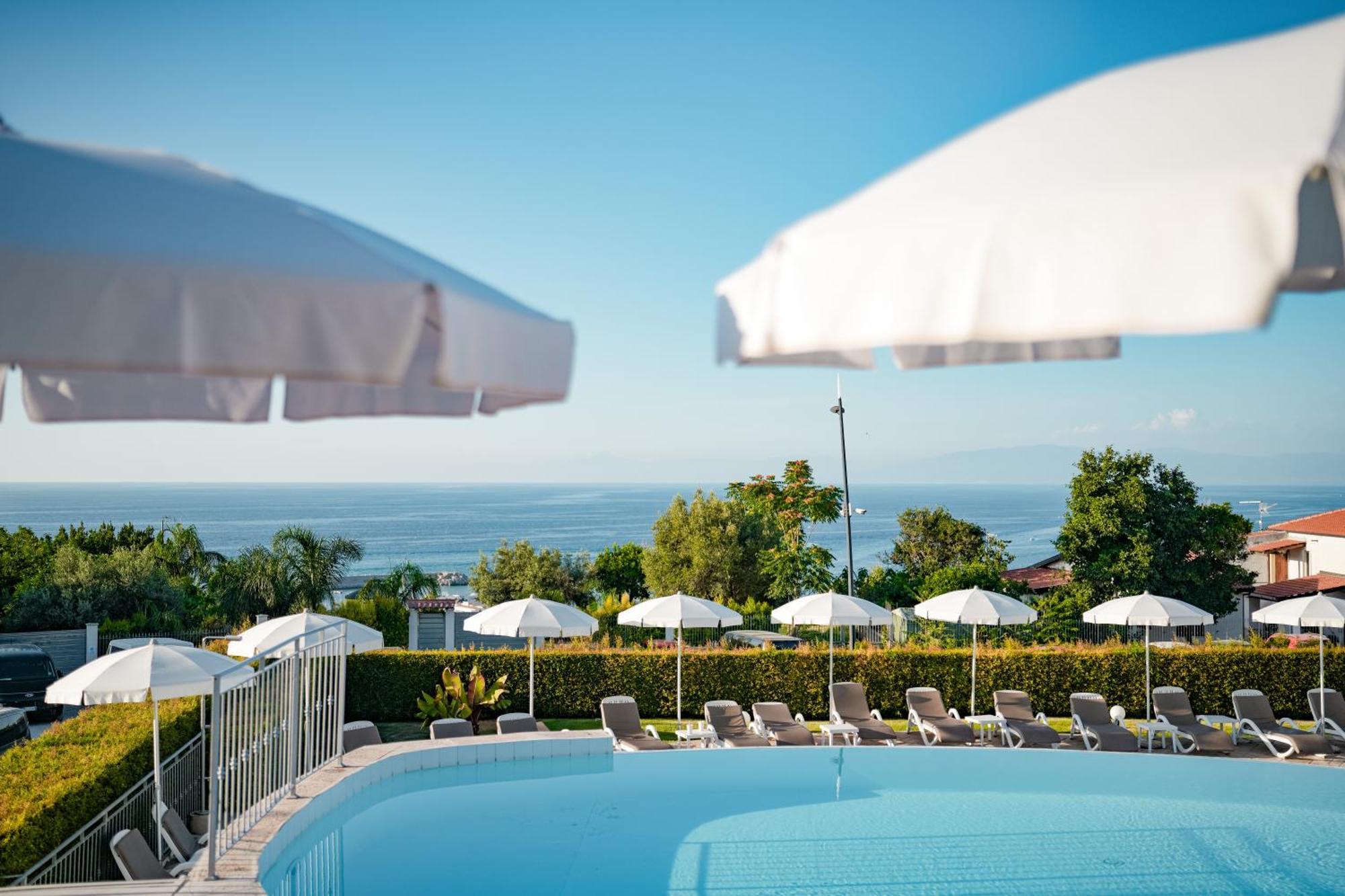 Sentido Michelizia Tropea Resort ภายนอก รูปภาพ